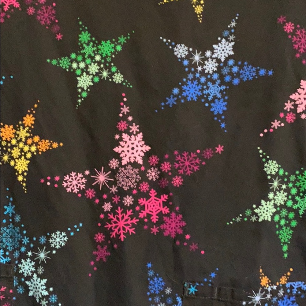Small Snowflake Scrub Top - Picture 2 of 4